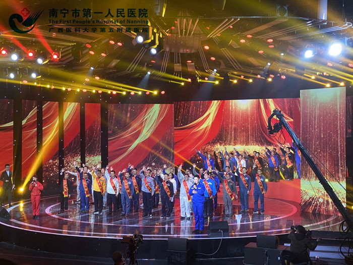 1576483765916004934.jpg 1.观看节目现场.jpg