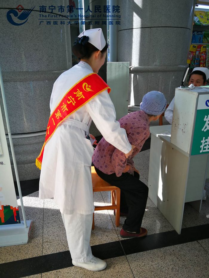 1578019271448034581.jpg 1.护士扶助老人.jpg