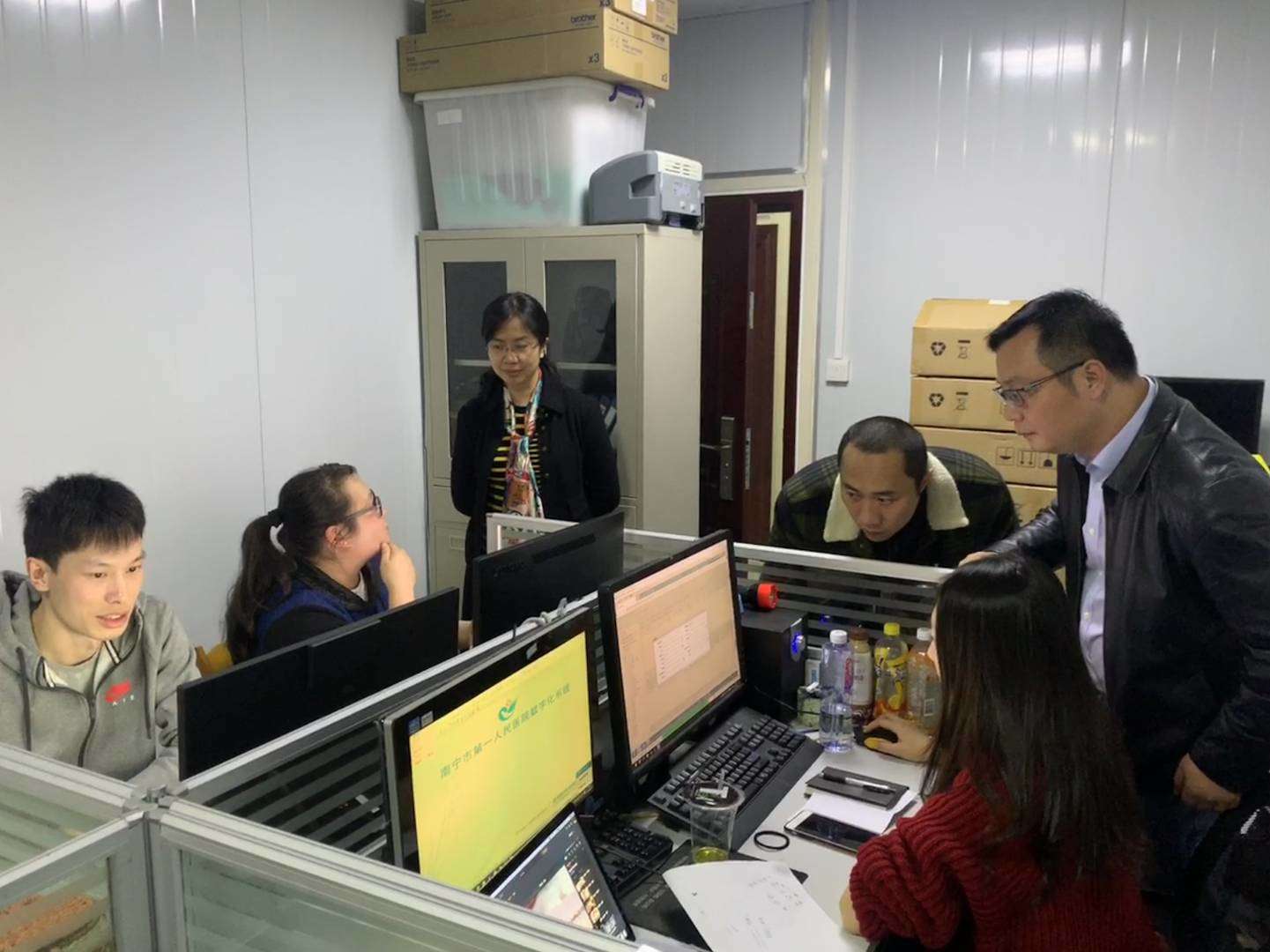 1578053478679099355.jpg 工作人员正在做调价前的最后准备.jpg