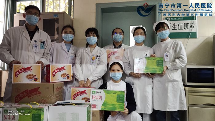 1580806224180072793.jpg 慰问品进科室4(儿科二区).jpg