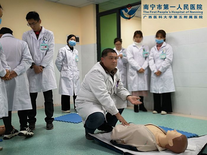 1580810248285003194.jpg 1.我院青秀分院急诊科岑志远主任到青秀区通福社区服务中心进行心肺复苏技术培训讲课_.jpg