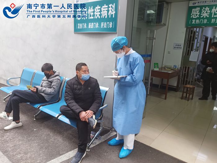 1580954650809083983.jpg 发热门诊护士在登记患者信息.jpg