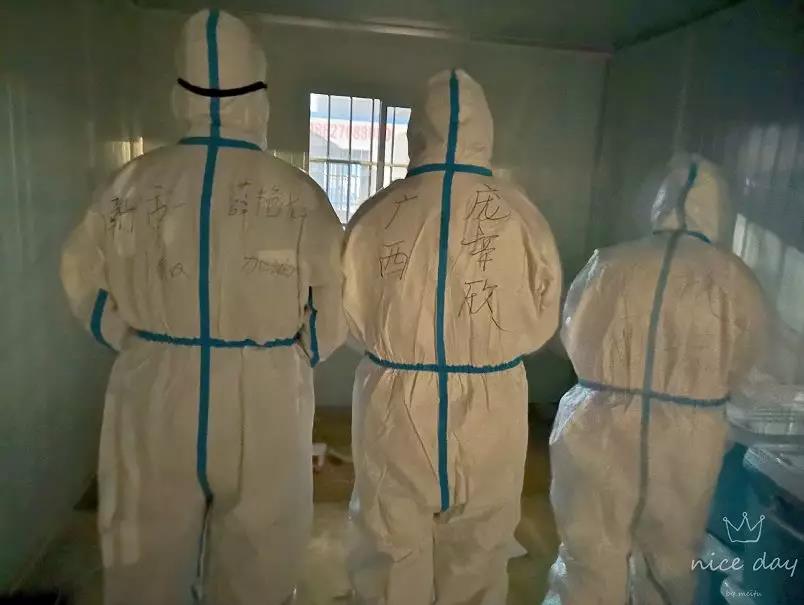 医疗队员穿防护服进入病区.jpg