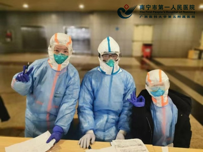 韦球（中）在江汉方舱医院工作。.jpg