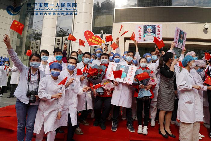 3.医护、家属人员与抗疫队员黄振榜合影.jpg
