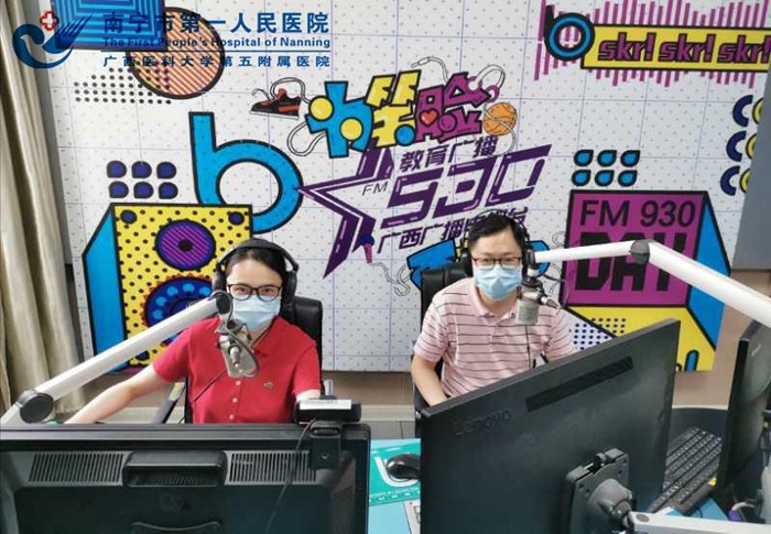 1590720852933019094.jpg 1.曹棨主任在电台录制节目.jpg