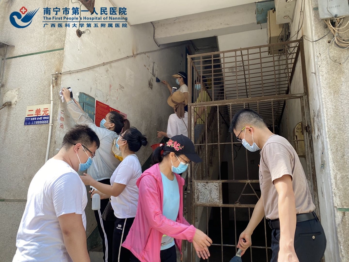 2、党员志愿者积极投身活动中.jpg