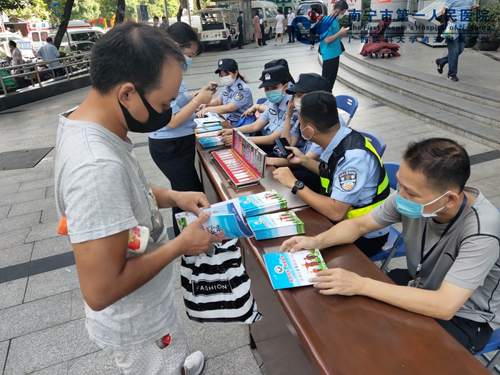 1594603318529065628.jpg 2、接受群众的咨询.jpg
