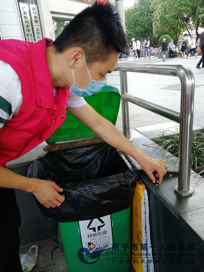 1594604171978016496.jpg 环境卫生清理现场1.jpg