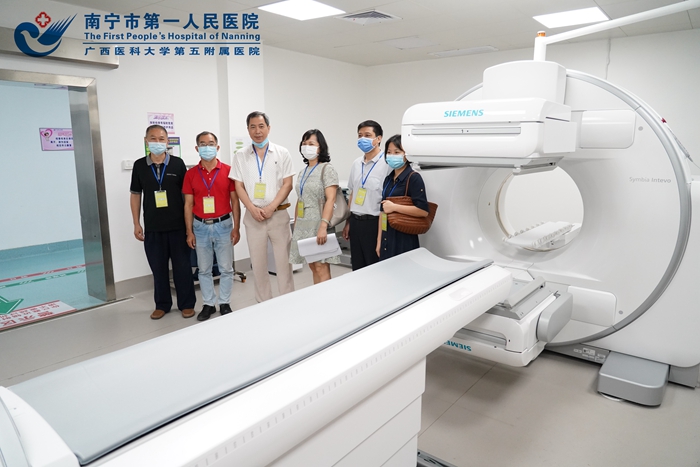 1594628695686032517.jpg 图二为专家组到核医学科现场实地考察.jpg
