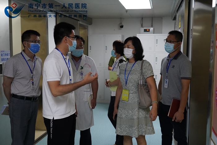 1594628704711004972.jpg 图三为专家组向我院提出整改建议.jpg