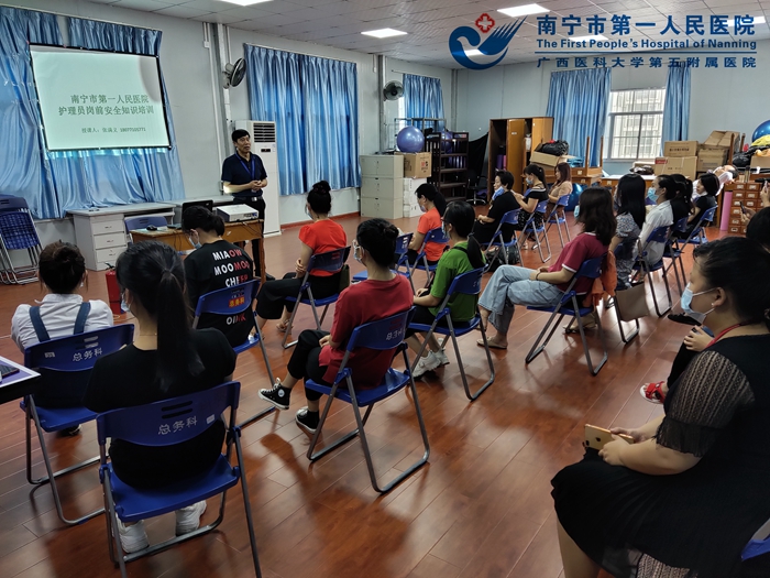 1594628953168036352.jpg 1、对护理员进行安全生产知识培训.jpg