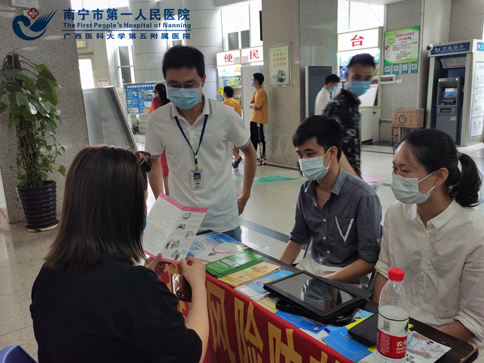 1594631468863091532.jpg 1、开展防范非法集资现场活动现场.jpg