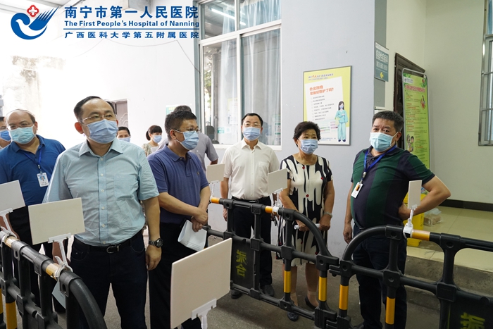 1594631939703092990.jpg 2、市人大领导在总院发热门诊调研现场.jpg