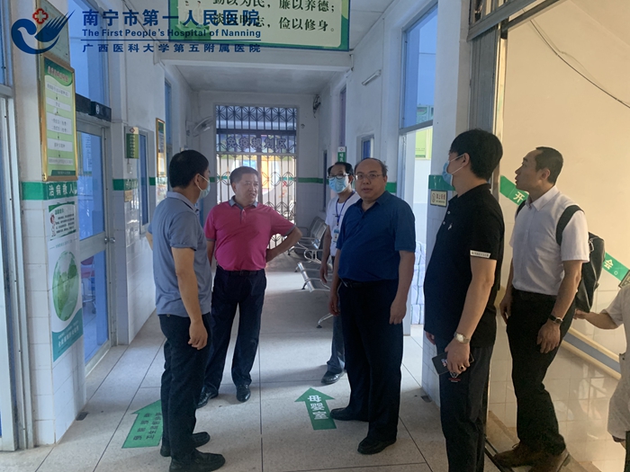 1[1].图为韦金儒院长、陈波书记实地走访刘圩卫生院病区.jpg
