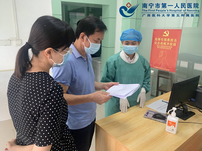 2[1].图为黄宗贵副院长查看发热门诊就诊日志.jpg