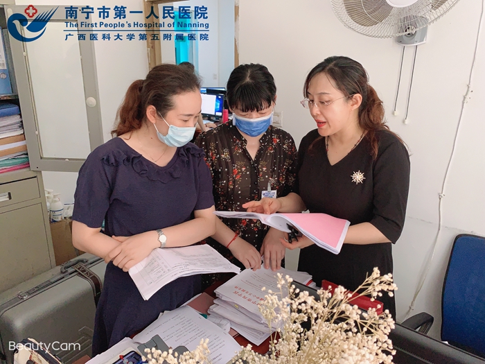 1594687323149062023.jpg 2020-6-3南宁市第一人民医院医疗集团护理业务管理中心成员在五塘镇中心卫生院指导工作.jpg