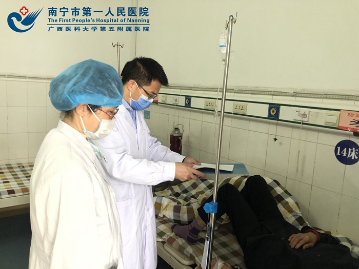1594689456721038249.jpg 南宁市第一人民医院派驻伶俐分院黄彬副院长在伶俐镇卫生院查房.jpg