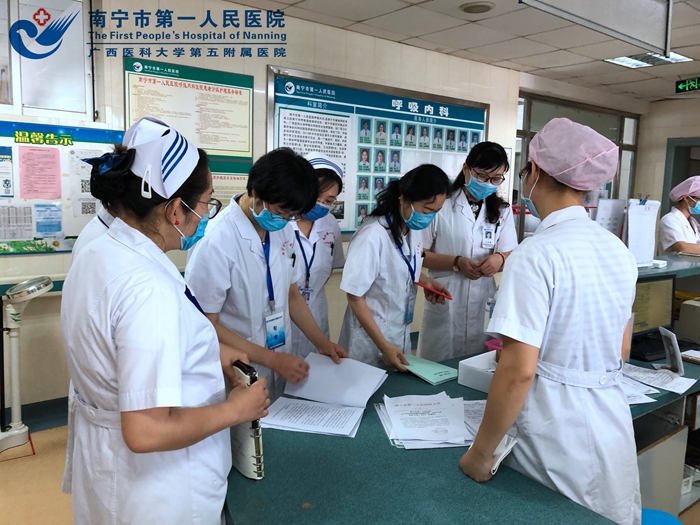 1594692055619075766.jpg 1、在呼吸内科检查现场.jpg