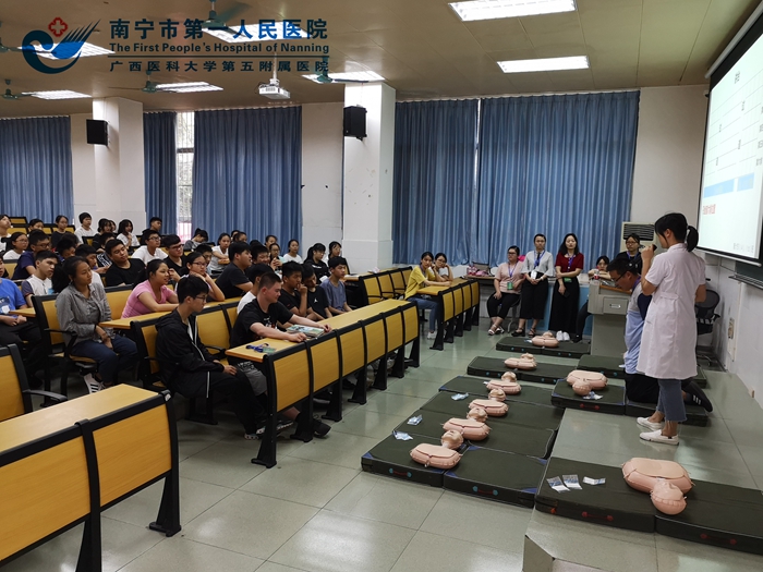 1594713131179028686.jpg 我支部党员在为同学们讲解实施心肺复苏术的要领-陆新凤供图.jpg