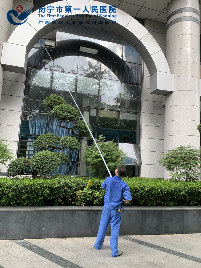 1594774104455022409.jpg 3、清洁高空玻璃.jpg