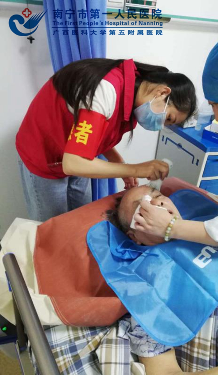 1594781697361030793.jpg 图1、开展义务理发活动1.jpg