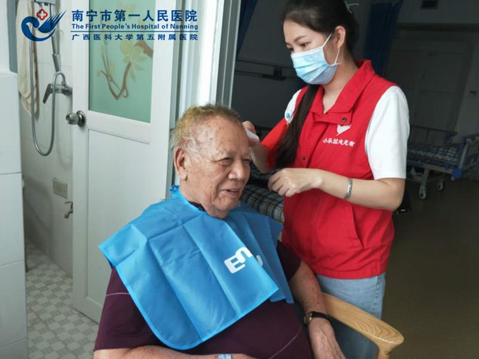 1594781765293072645.jpg 图2、开展义务理发活动2.jpg
