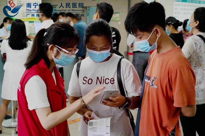 1595208686149040927.jpg 1、志愿者在门诊为病友答疑解惑.jpg