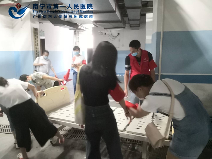 1595208744515085479.jpg 3、妇产支部党员志愿者清理楼道陈旧物品.jpg