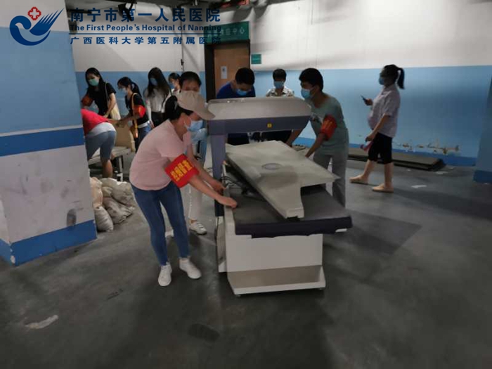 1595208768161092063.jpg 4.齐心协力搬运老旧设备.jpg