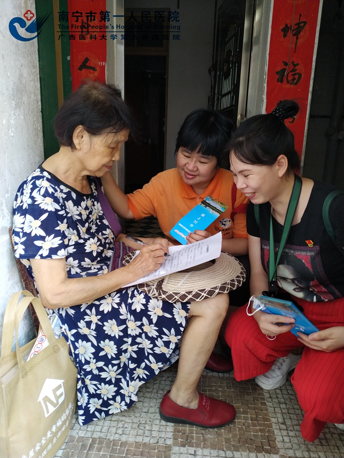 1595208981574083289.jpg 3、宣传志愿给老人普及文明健康知识.jpg