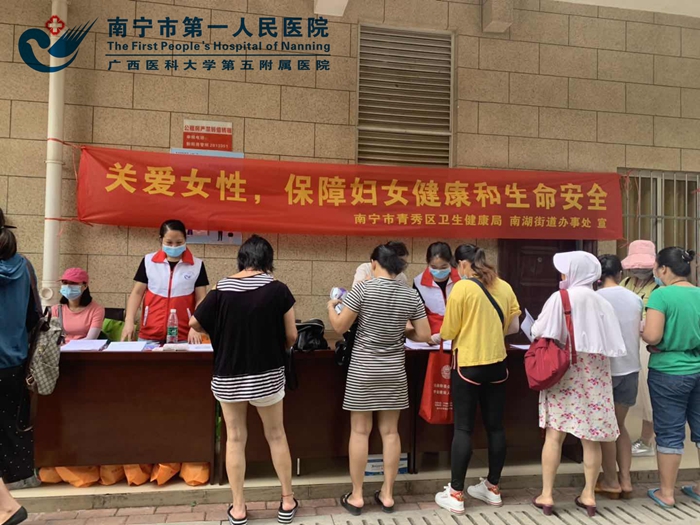1595238689387081100.jpg 图1:青年文明号志愿者协助工作.jpg