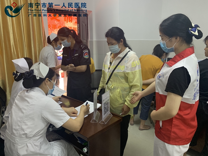 1595238718223052270.jpg 图2:青年文明号志愿者进行引导.jpg