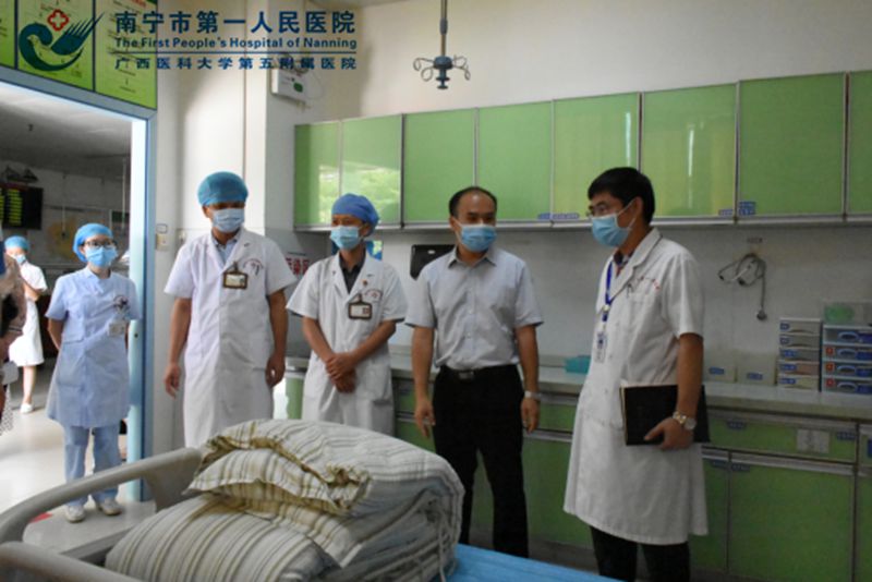 1595817286368054665.jpg 2、专家组在急诊科.jpg