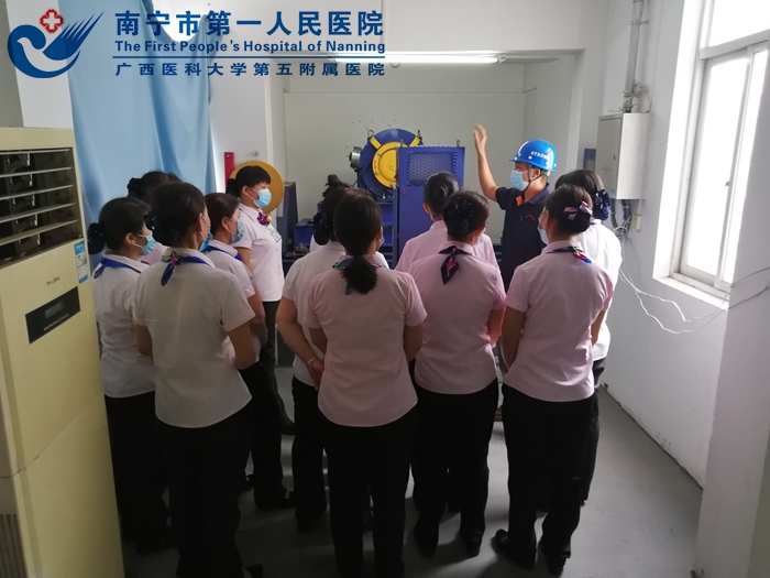 1597139053623071500.jpg 1、电梯维保公司技术人员向电梯员详细讲解电梯设备应急操作规程.jpg