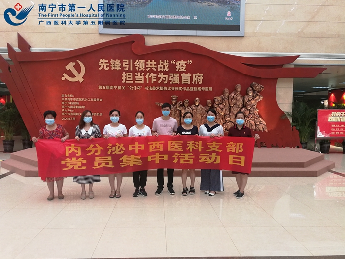 2[1].参观抗疫档案馆现场.jpg