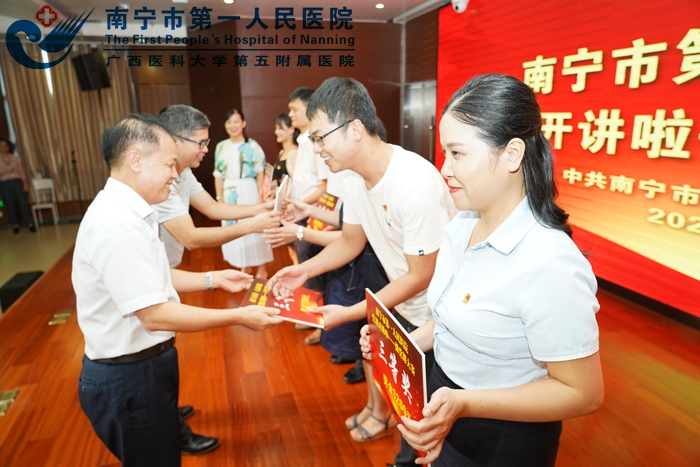 1598409260585037128.jpg 3、评委颁奖现场.jpg