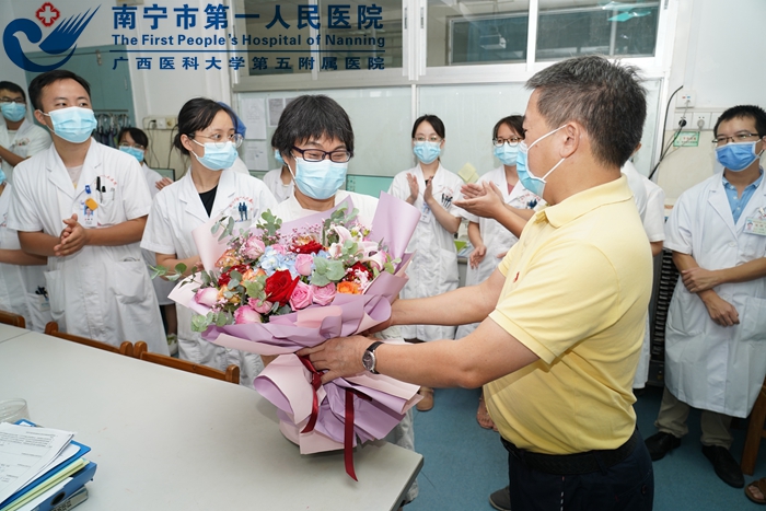 1598493510640006979.jpg 1、韦金儒院长为临床工作者送慰问品.jpg