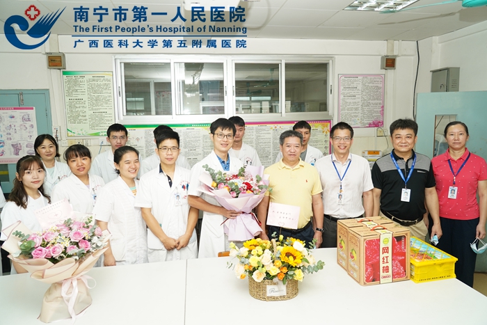 1598493567345081023.jpg 3、韦金儒院长到临床科室慰问.jpg