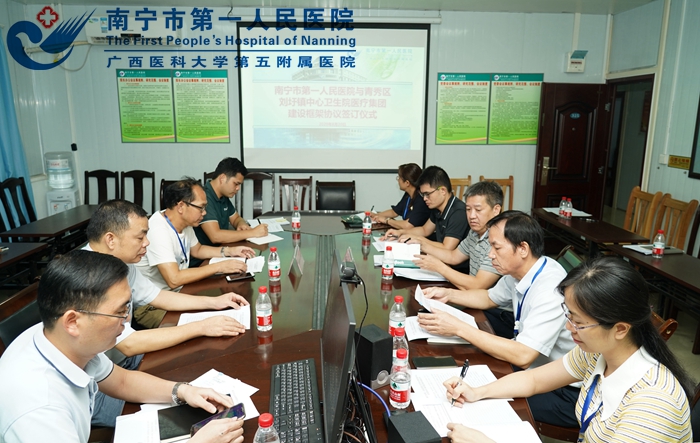 2[1].医疗集团建设框架协议签订会议现场.jpg