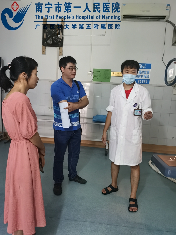 1599096953103035802.jpg 1、市一放射科毛一朴主任在刘圩镇中心卫生院放射科进行一对一帮扶指导.jpg