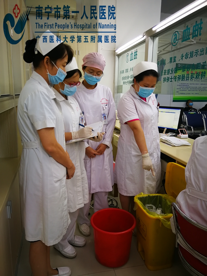 1599101123433033947.jpg 1、门诊感控护士指导工作.jpg