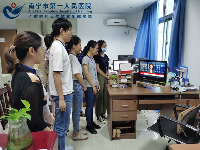 1[1].财务科观看《全国抗击新冠肺炎疫情表彰大会》照片.jpg