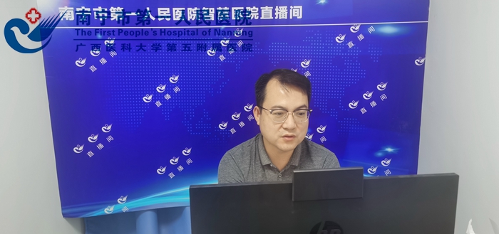 1[1].图为儿科专家梁正副主任医师直播授课.jpg