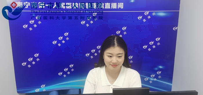 3[1].图为主持人唐敏介绍直播流程.jpg
