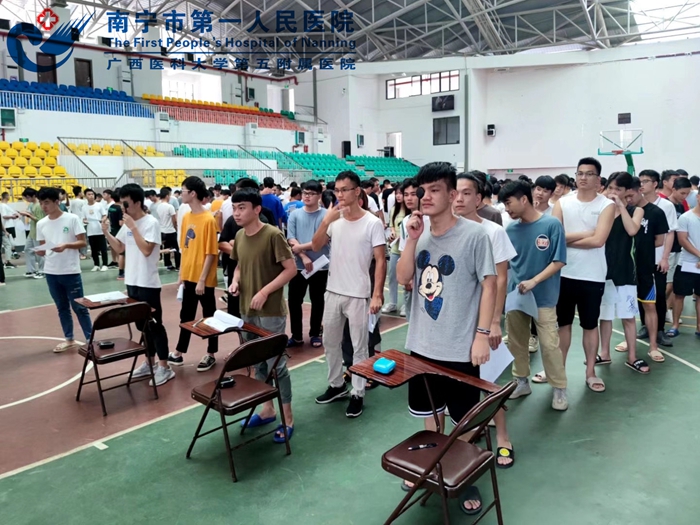 1600330921941037329.jpg 2.学生进行视力检测.jpg