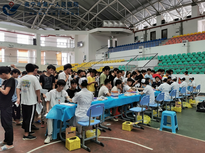 1600330932567036088.jpg 3.医务人员在为学生进行抽血.jpg