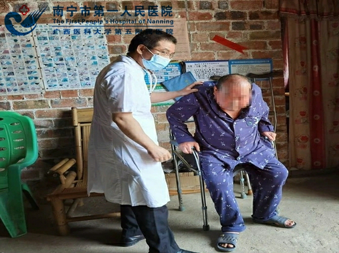 2[1].磨红教授给强直性脊柱炎患者马品琛进行诊治.jpg