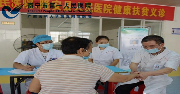 3[1].义诊现场，磨红教授给风湿病患者进行体格检查.jpg