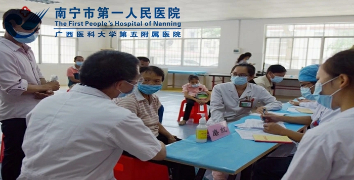 4[1].磨红教授给隆安县基层医生开展“手把手”“面对面”的现场教学.jpg